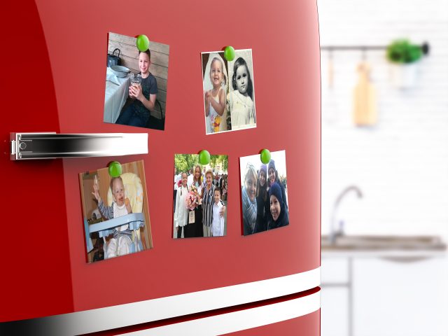 3d rendering empty notes on red refrigerator